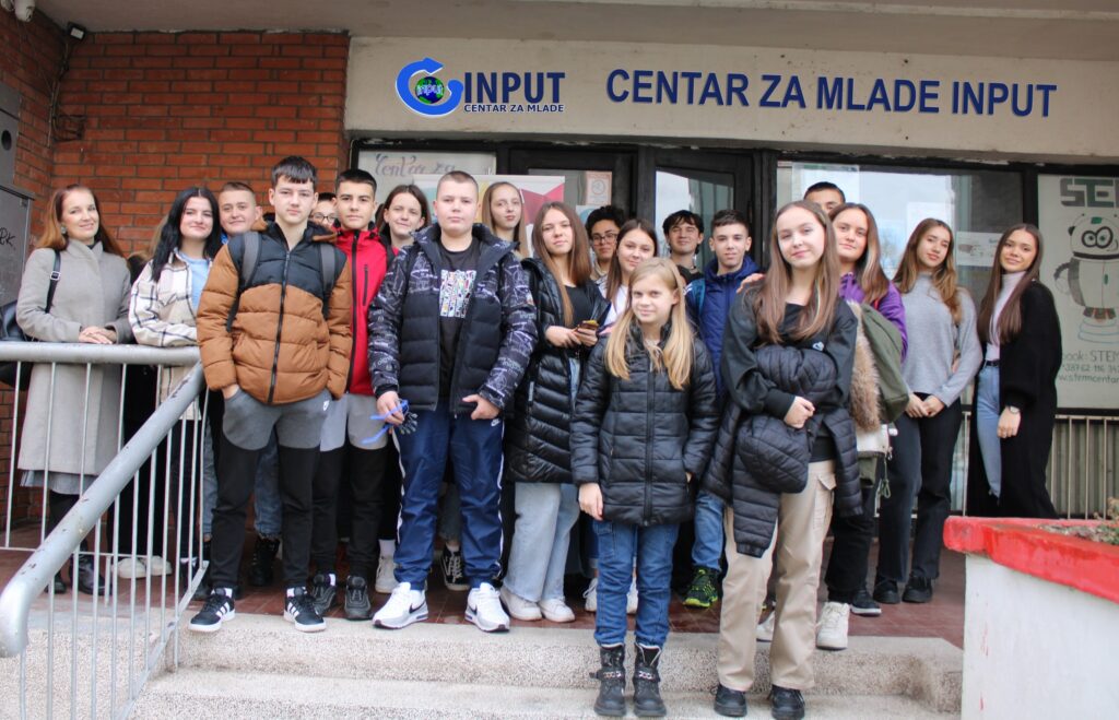 grupna slika ispred INPUT centra za mlade Zenica