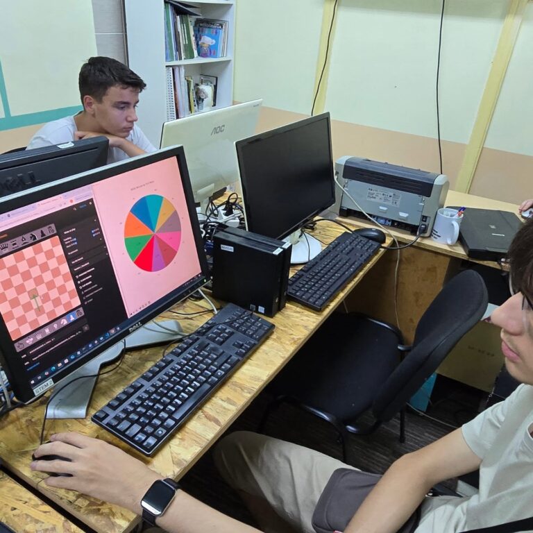 Na današnjoj CoderDojo školi programiranja u programskom jeziku Python u Centru za mlade INPUT, jedan od naših talentovanih polaznika spojio je svoju ljubav prema šahu i programiranju!