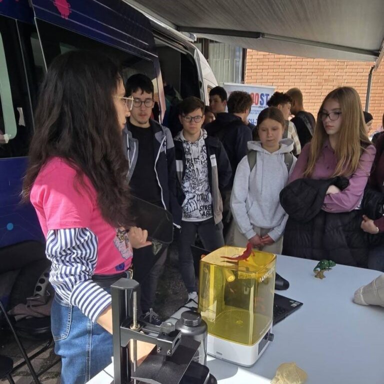 Više od 100 srednjoškolaca učestvovalo u FabMobile YouthTech Caravan događaju u Centru za mlade INPUT