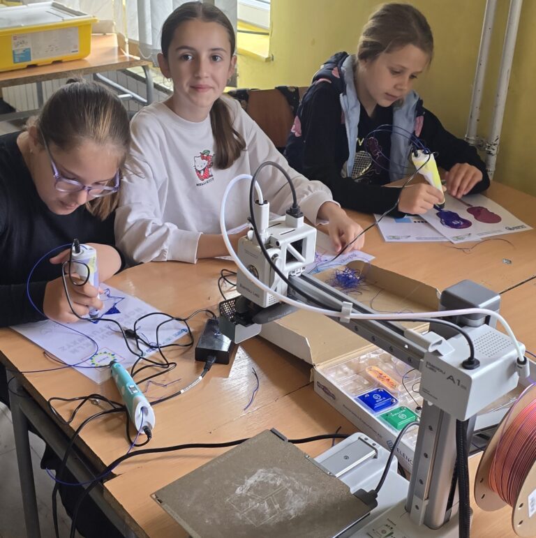 STEM radionica u OŠ „Arnauti“ Zenica: Učenici istraživali svijet tehnologije, robotike i nauke