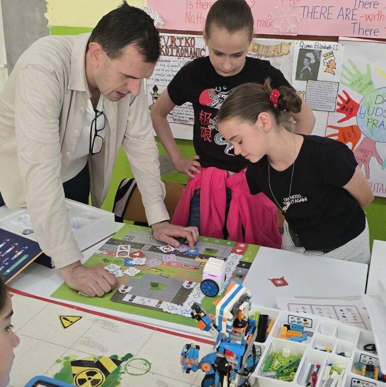 STEM radionica u OŠ „Hamza Humo“ Babino: Učenje kroz istraživanje i timski rad